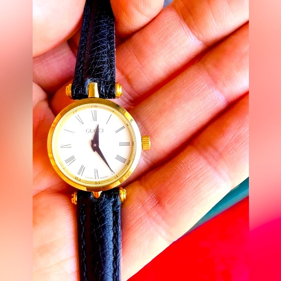 Ladies GUCCI watch VERY CUTEβ€οΈππ - Picture 4 of 12